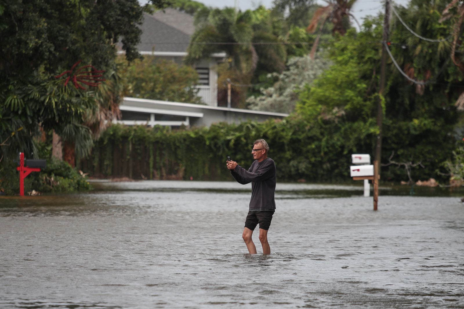Una persona captura l'arribada de l'huracà a la ciutat de Tampa