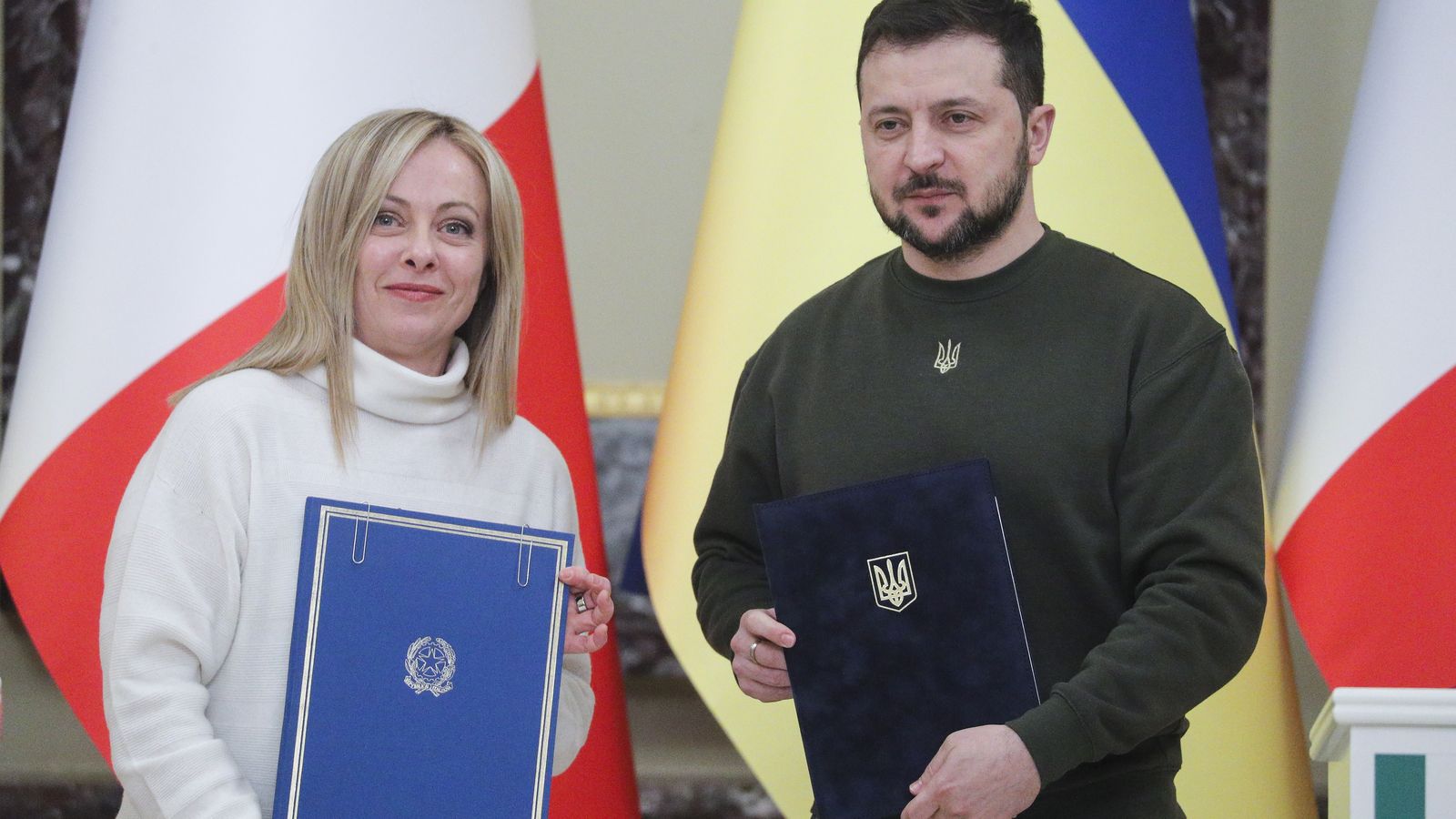 La primera ministra d'Itàlia, GIorgia Meloni, i el president d'Ucraïna, Volodímir Zelensky, durant la roda de premsa conjunta després de la seua reunió a Kiív