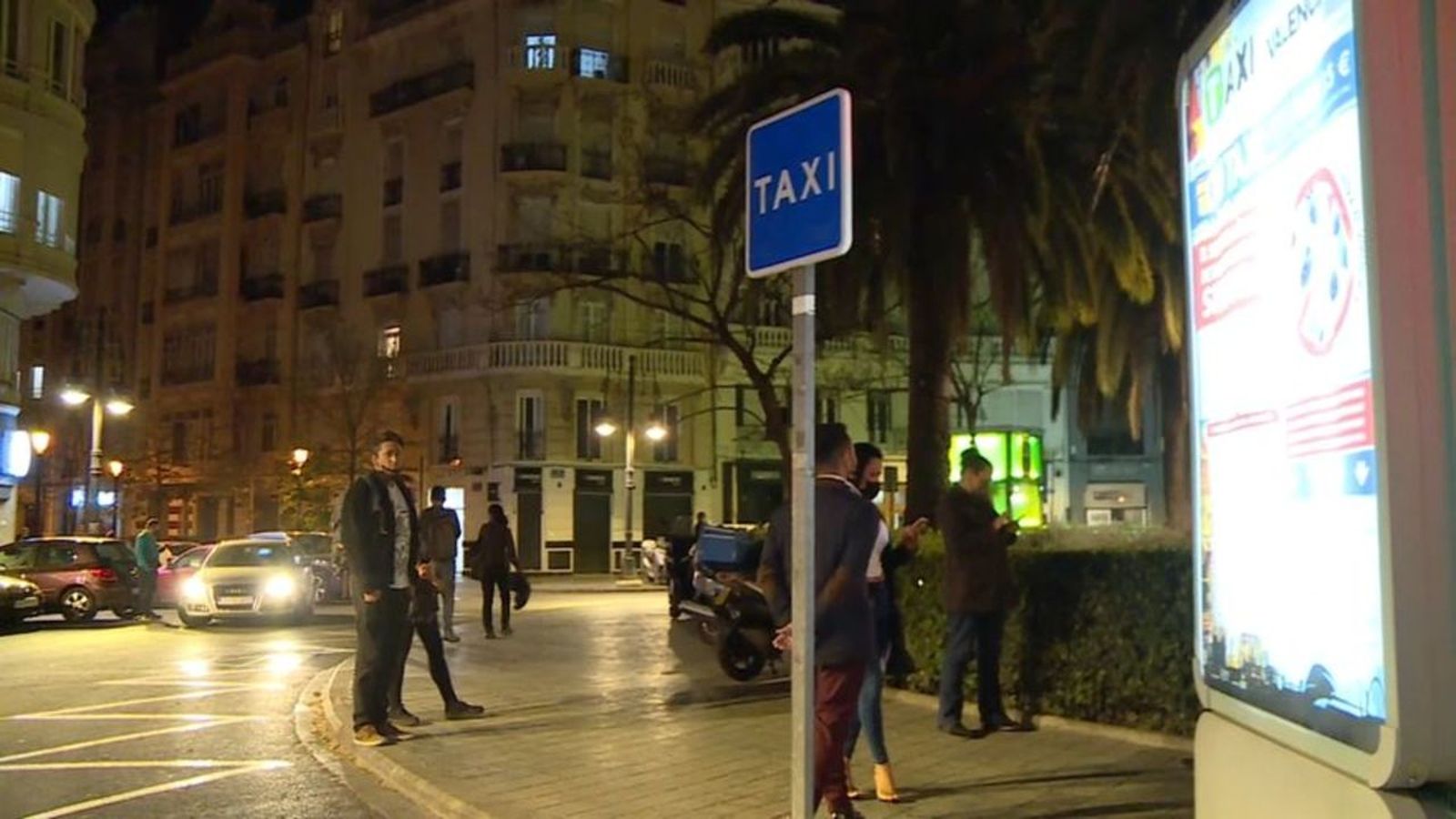 A la caça del taxi per a complir el toc de queda