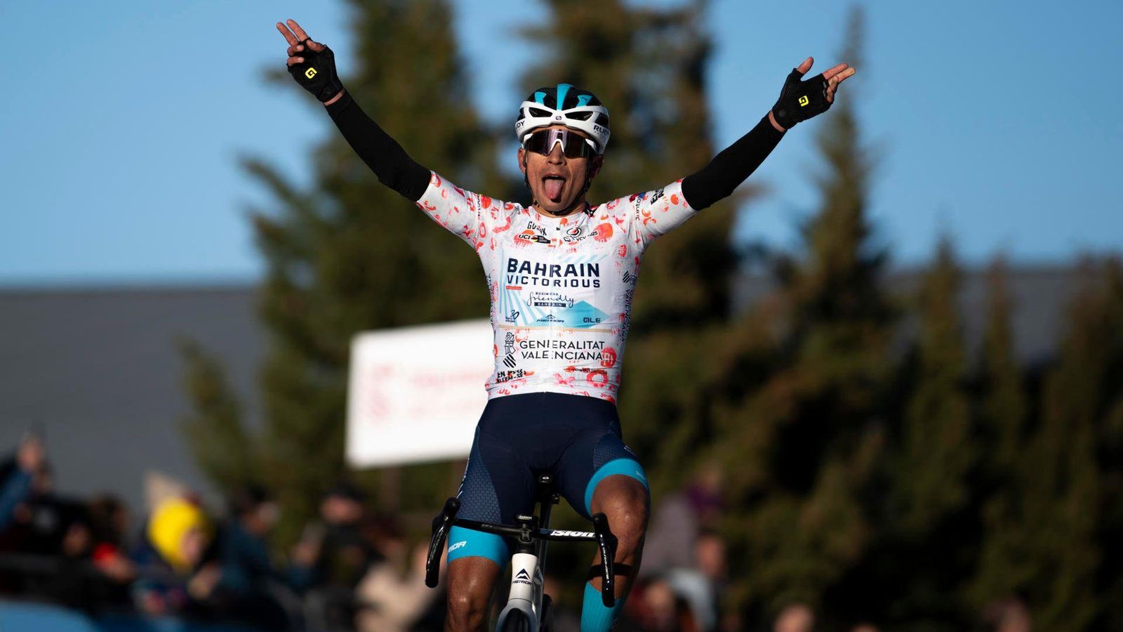 Buitrago celebra la victòria en la meta