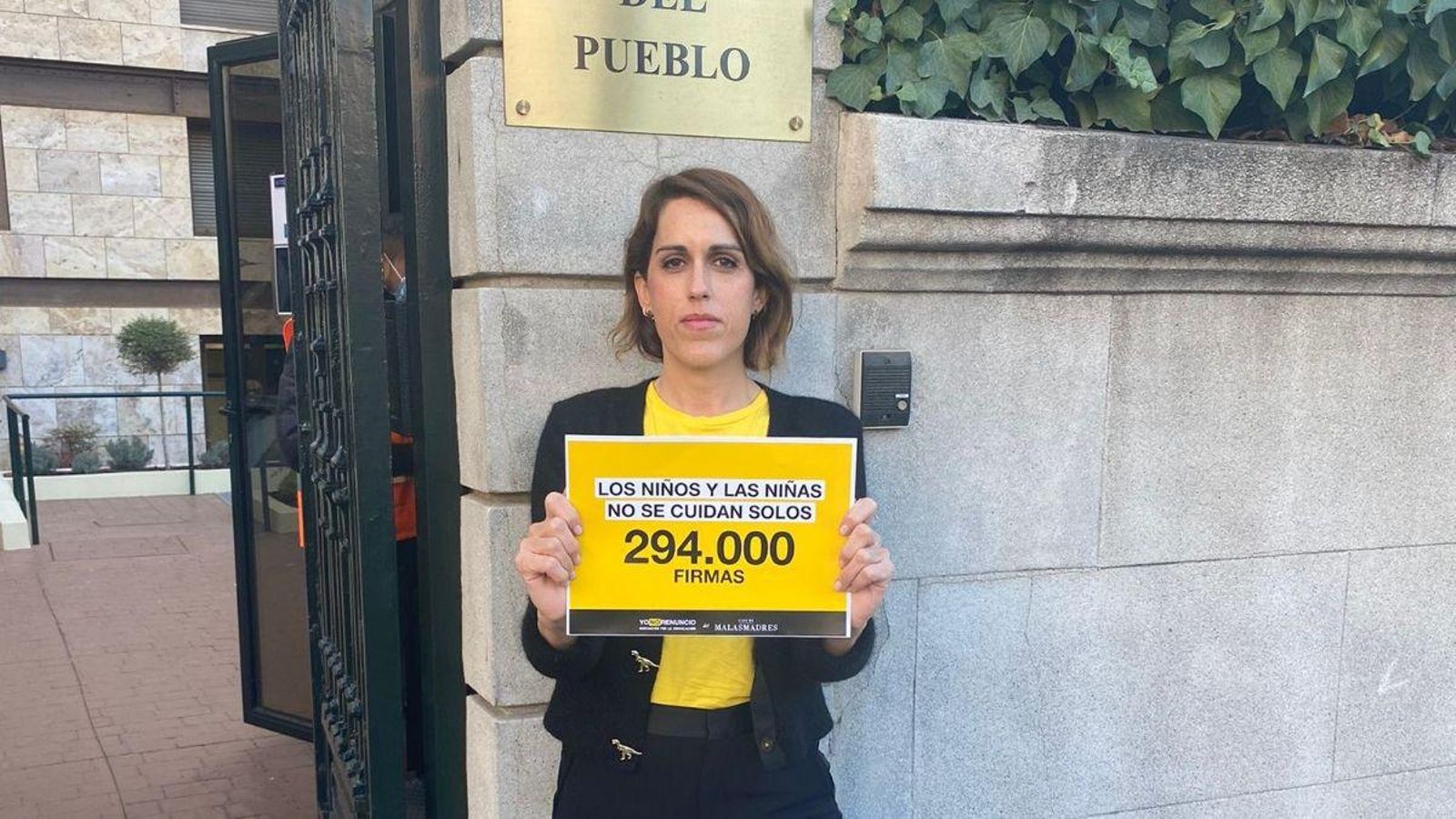 La presidenta de l'Associació Yo no renuncio, a les portes del la seu Defensor del Poble, on ha traslladat aquest divendres la seua queixa