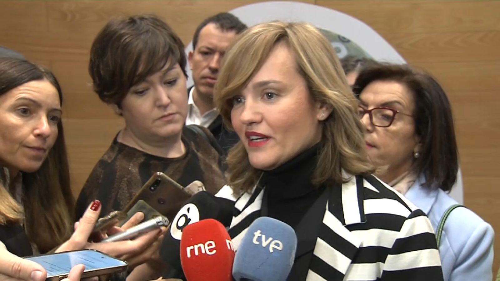 La ministra Pilar Alegría en declaracions als mitjans minuts abans d’assistir a la gala de premis del III Concurs ‘Europa Transforma Castelló’