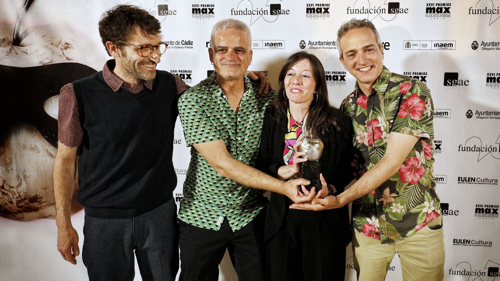 Els integrants de la companyia Pont Flotant, amb el Max que van aconseguir anit a Cadis