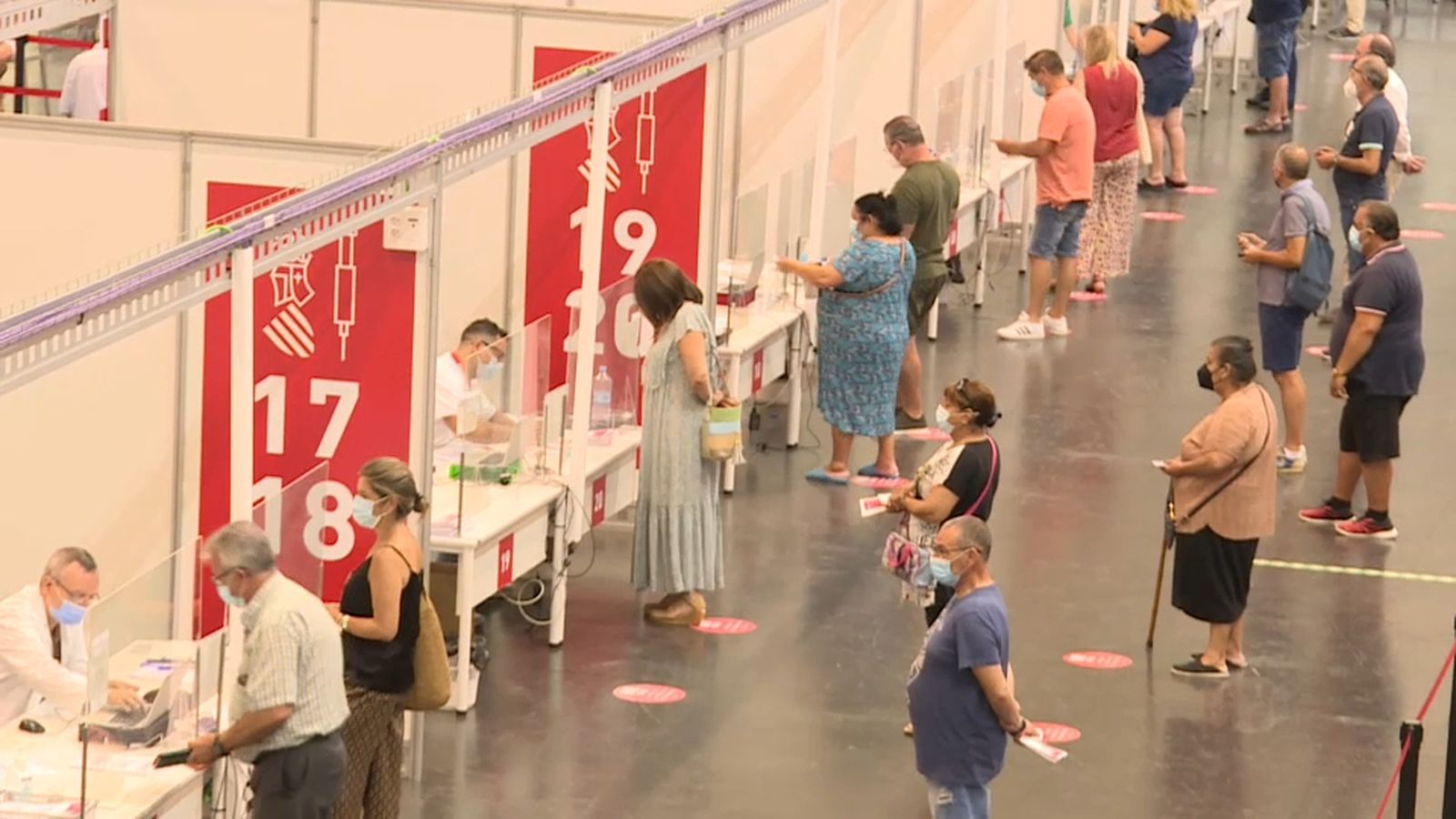 Persones esperant a rebre la vacuna en un punt de vacunació