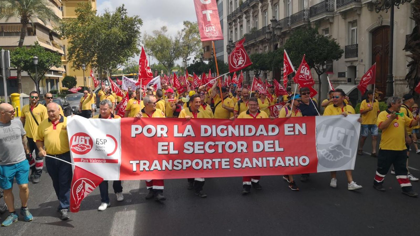 El personal de les ambulàncies de la Comunitat Valenciana es manifesta pel centre de València