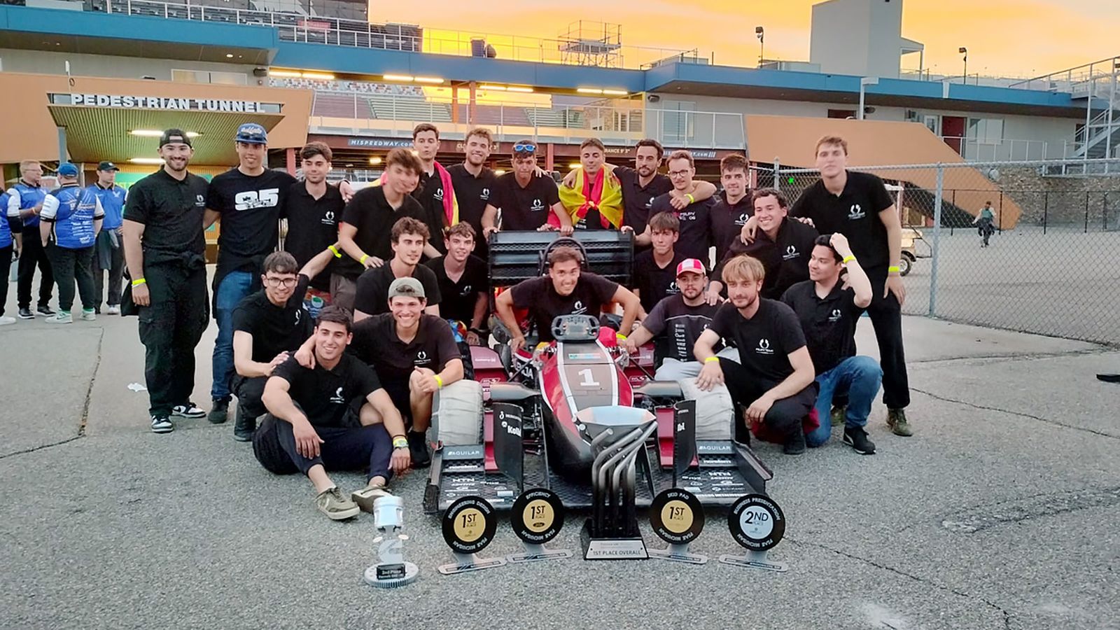 L'equip Formula Student de la Universitat Politècnica de València amb el seu projecte