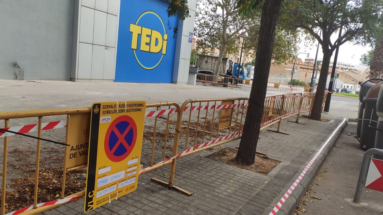 Tanques i senyalització al costat de l'edifici incendiat al barri de Campanar de València el febrer passat