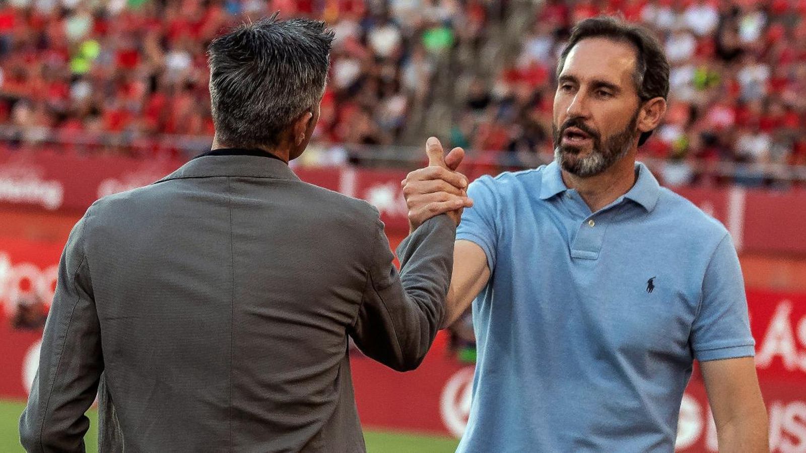 Vicente Moreno saluda el tècnic del Deportivo, José Luis Martí