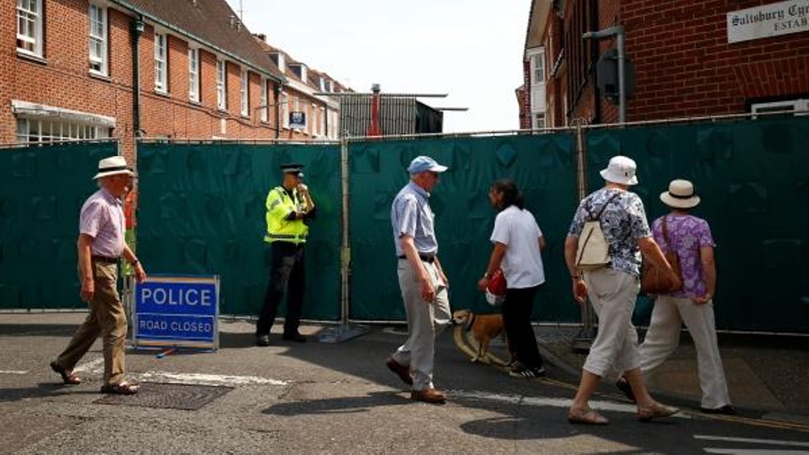 Policia en un dels controls establerts en la zona de l'enverinament.