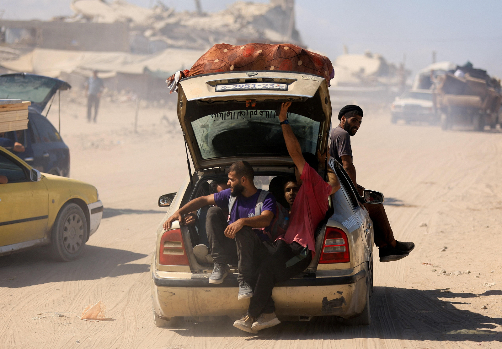 Un vehicle carregat a vessar evacua la ciutat de Gaza