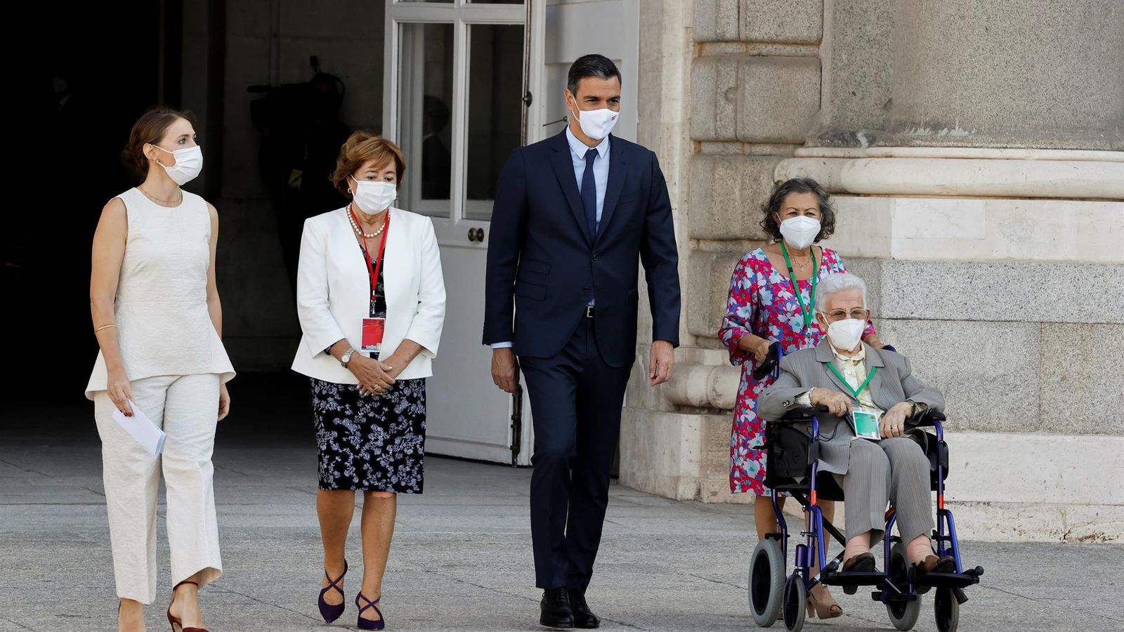 El president del govern espanyol, Pedro Sánchez, junt amb Araceli Hidalgo (baix a la dreta), la primera persona vacunada a Espanya