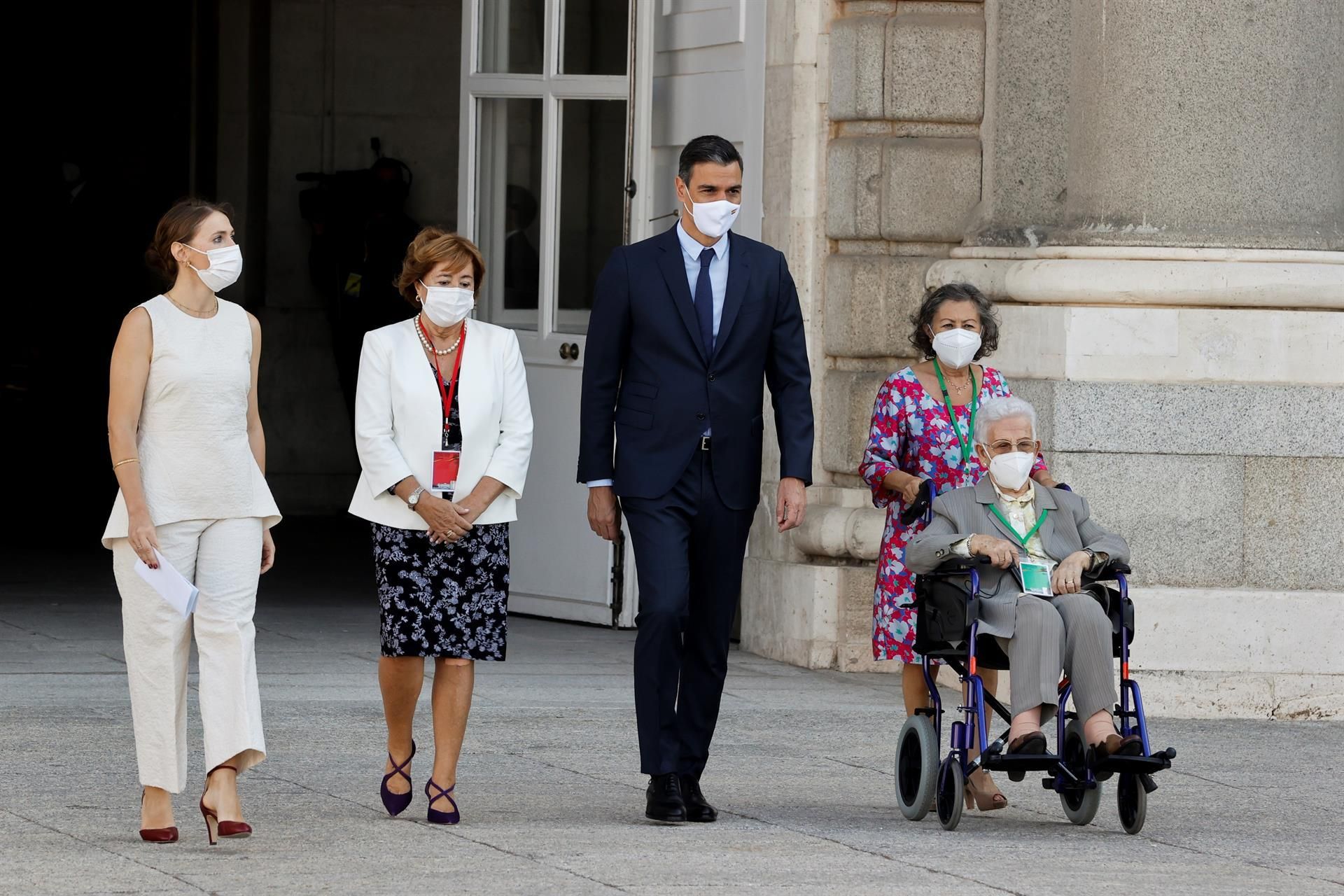 El president del govern espanyol, Pedro Sánchez, junt amb Araceli Hidalgo (baix a la dreta), la primera persona vacunada a Espanya El president del govern espanyol, Pedro Sánchez, junt amb Araceli Hidalgo (baix a la dreta), la primera persona vacunada a Espanya