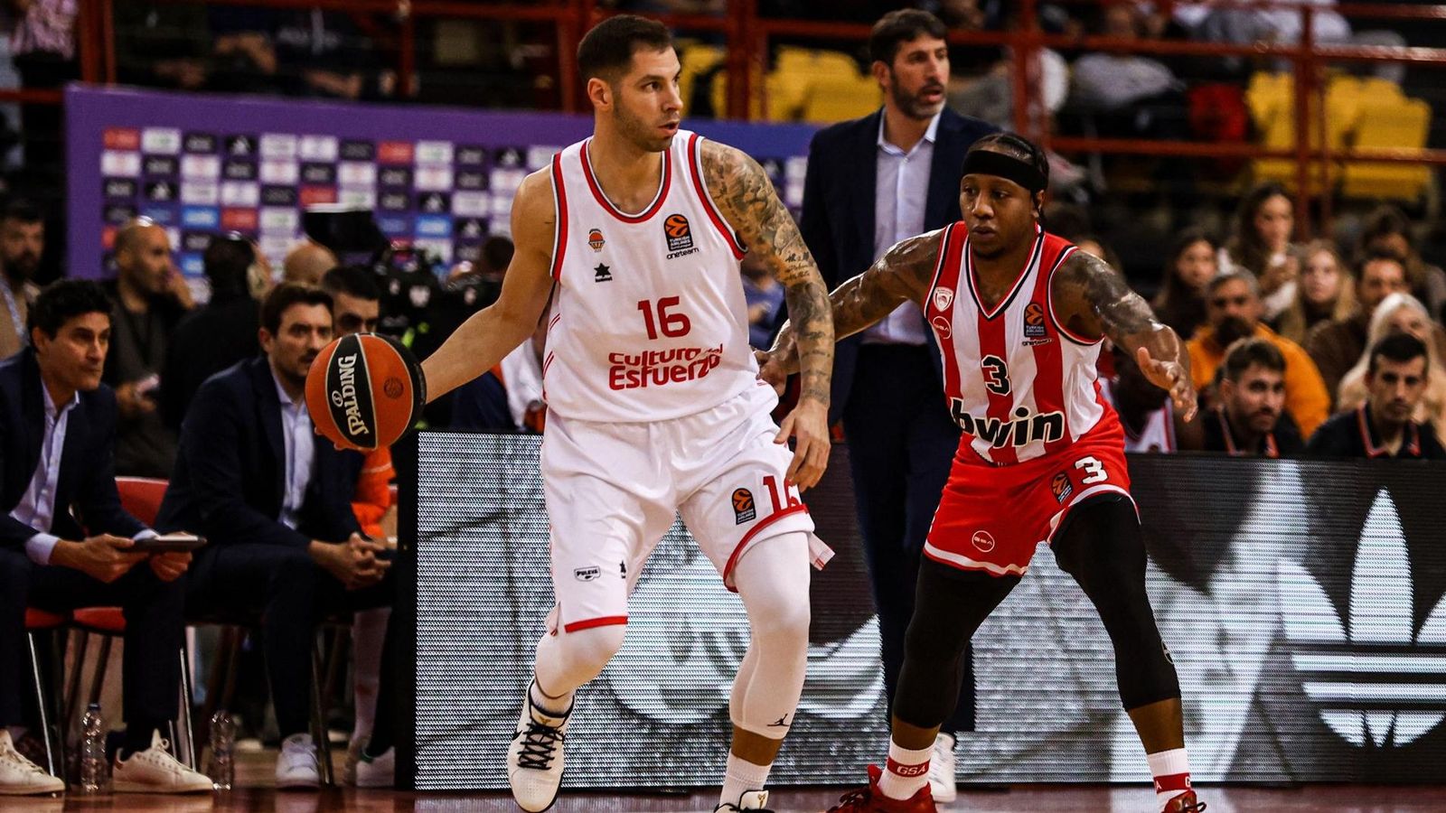 Jovic, en una acció del partit