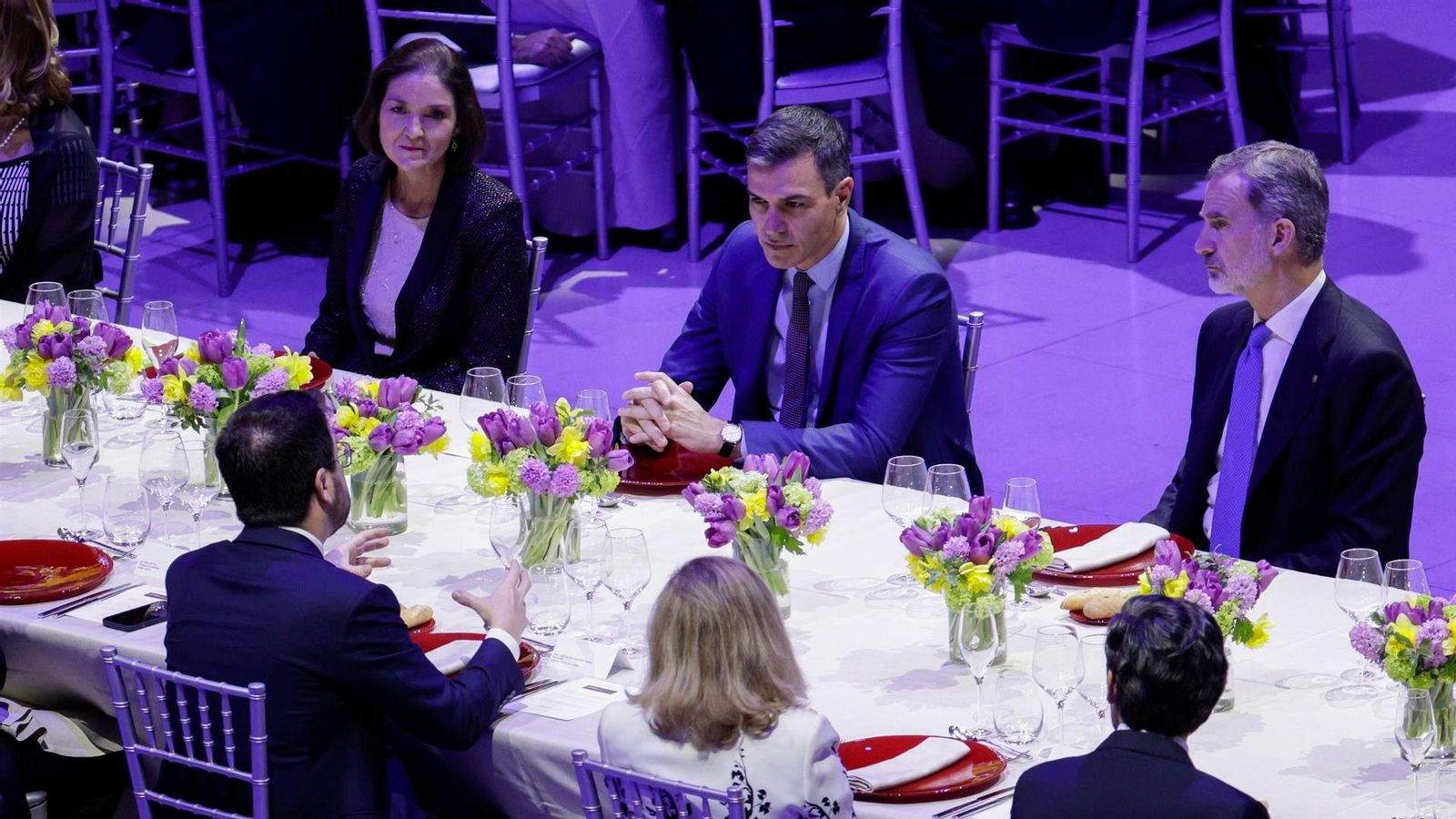 La ministra Reyes Maroto, Pedro Sánchez, el rei Felip VI, i enfront, Pere Aragonés i Nadia Calviño La ministra Reyes Maroto, Pedro Sánchez, el rei Felip VI, i enfront, Pere Aragonés i Nadia Calviño