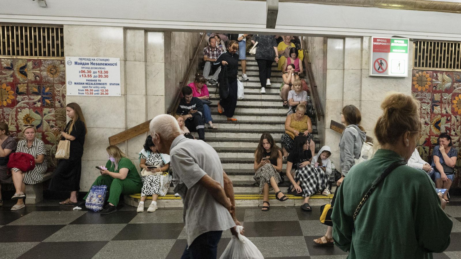 Persones es refugien en una estació de metro mentre Rússia llança atacs aeris a Kíiv (Ucraïna)