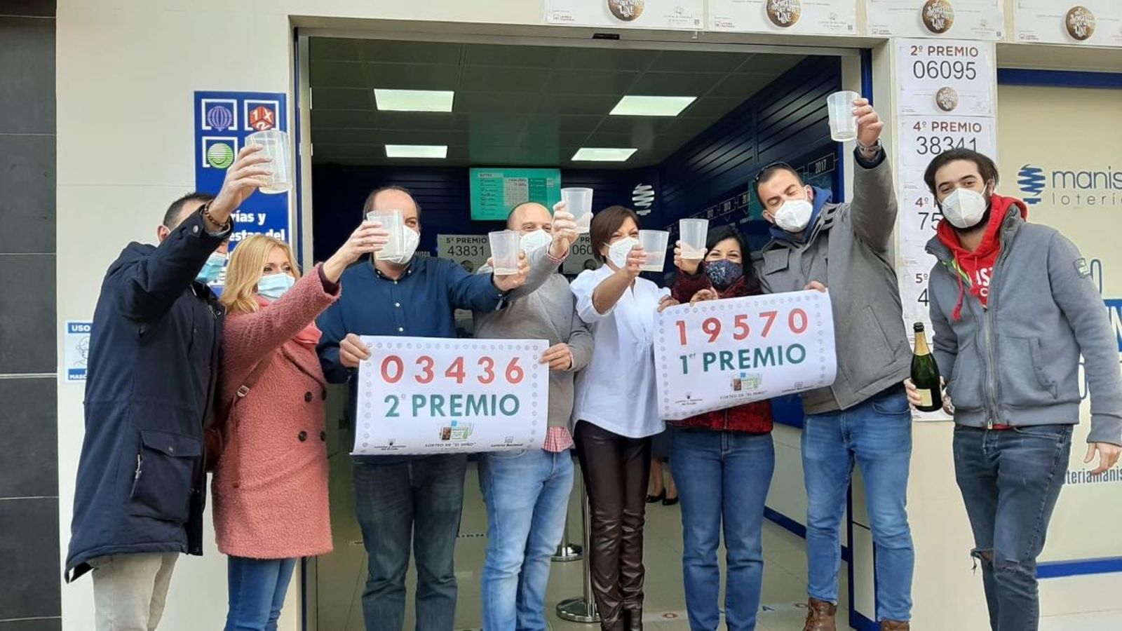 Celebració a l'administració de Manises que ha venut deu dècims del primer i segon premi