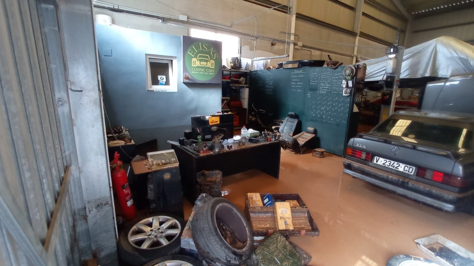 Taller Elisa's Classic Cars, inundat després de la dana