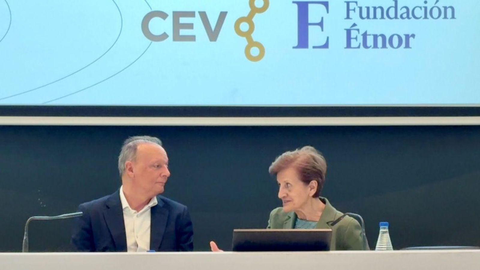 El president de la CEV, Salvador Navarro, i la directora acadèmica de la Fundació Étnor, Adela Cortina