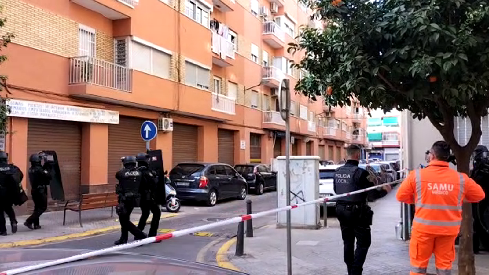 Agents del Grup Especial d'Operacions treballen al carrer d'Alaquàs on un home armat s'ha atrinxerat
