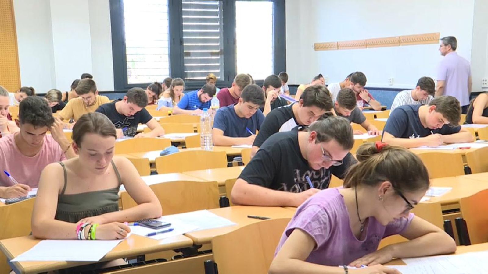 Un grup d'estudiants fa un dels examens de la selectivitat en una imatge d'arxiu