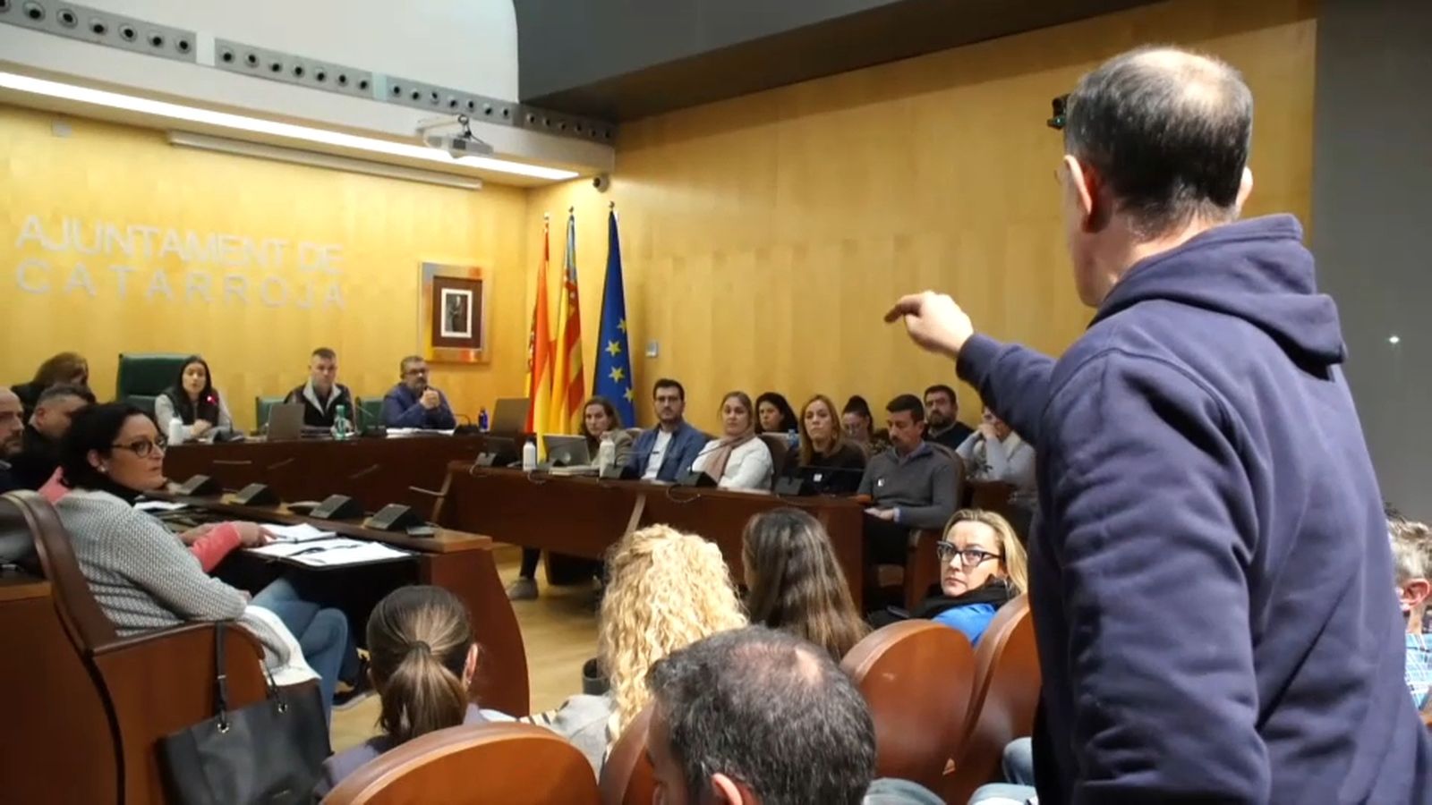 Tens ple municipal a Catarroja amb dures crítiques dels veïns