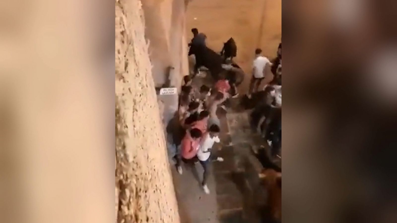 El ‘no passaran’ de Peníscola posa en perill als assistents a l'acte taurí