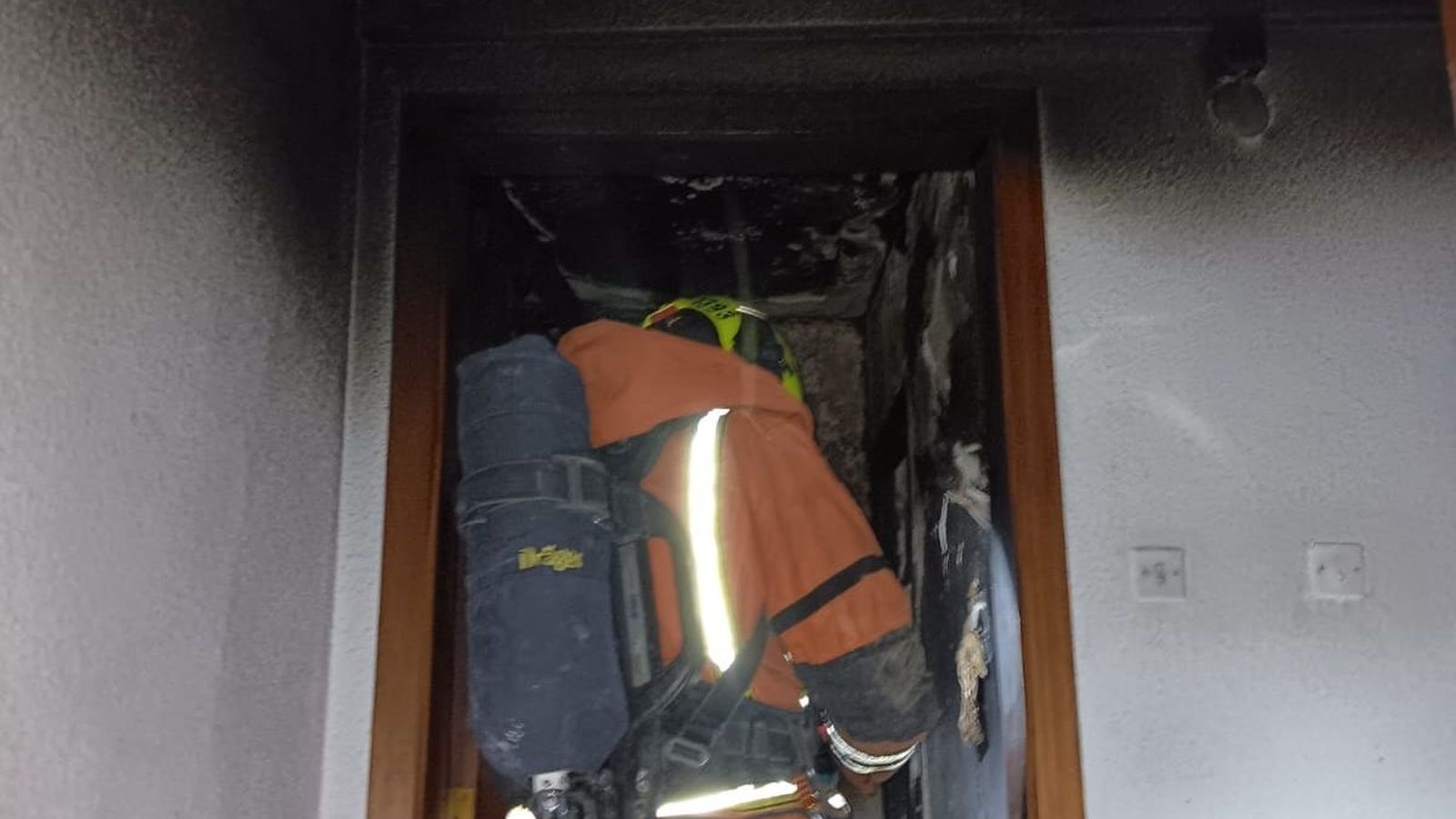 Els bombers en l'incendi d'un pis a Torrent