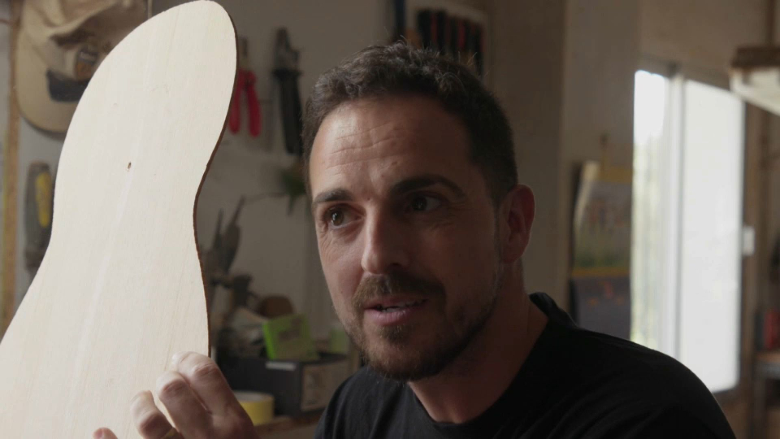 Adam colpeja la fusta per tal d'escoltar-ne els matisos