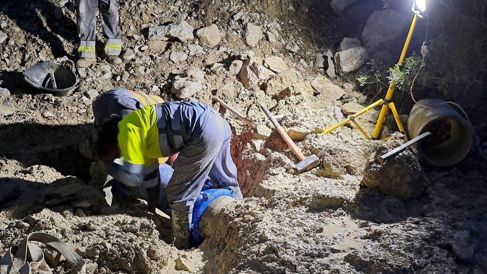 Operaris treballant de matinada en la canonada afectada