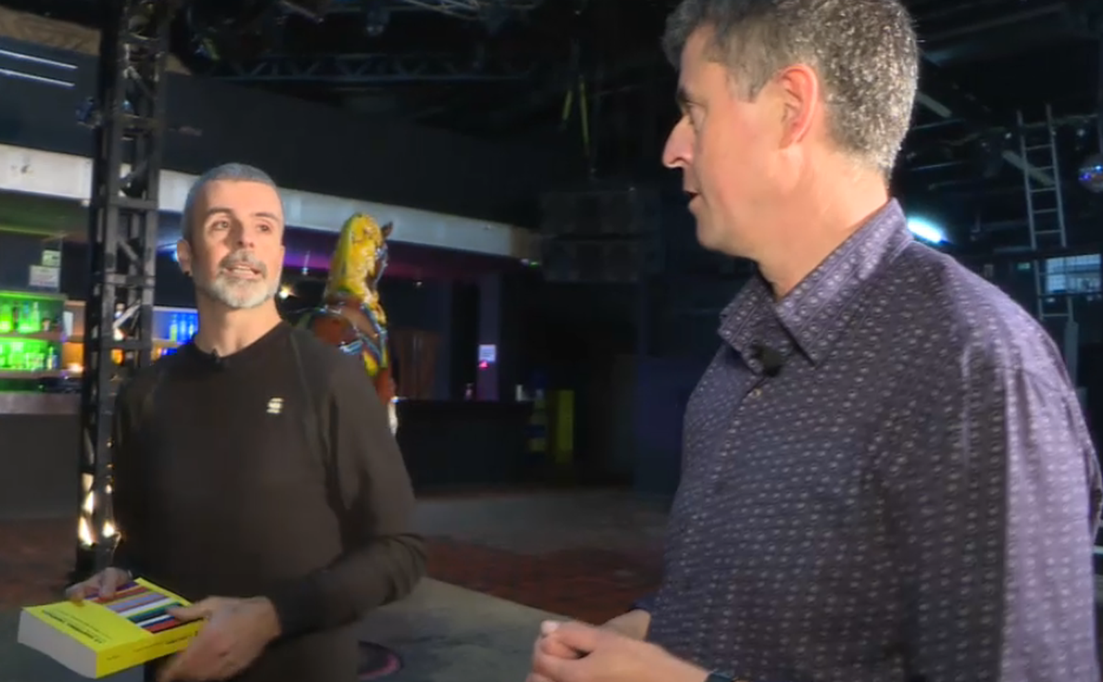 Pablo Ferrer parla amb Fèlix Tena de la publicació 'La santísima Trinidad'