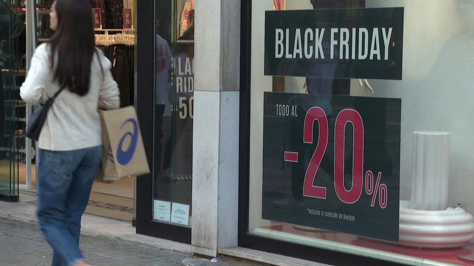 Aparador amb publicitat pel Black Friday