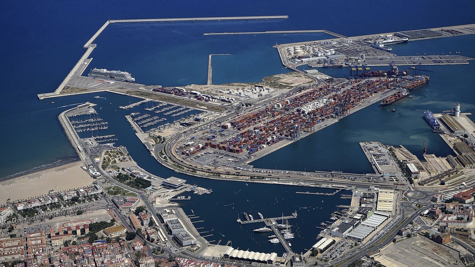 Una imatge aèria del port de València
