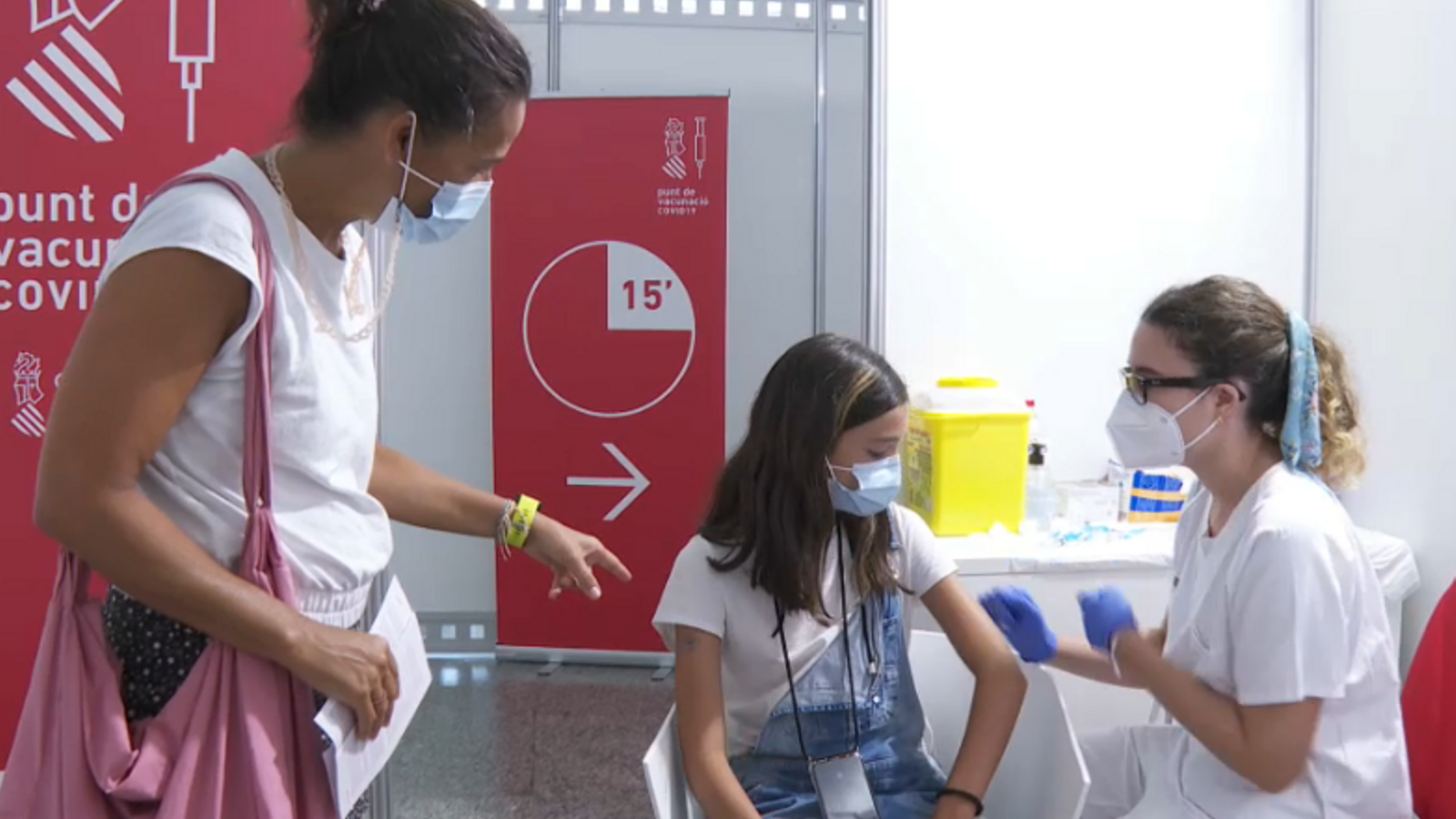 Una jove menor de dotze anys, al punt de vacunació