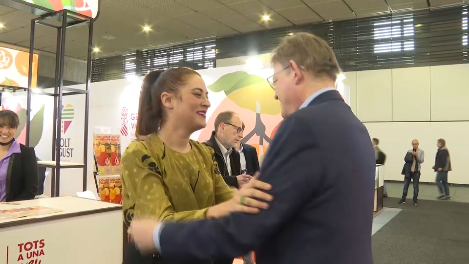 El president de la Generalitat saluda a la consellera d'Agricultura a Fruit Logística