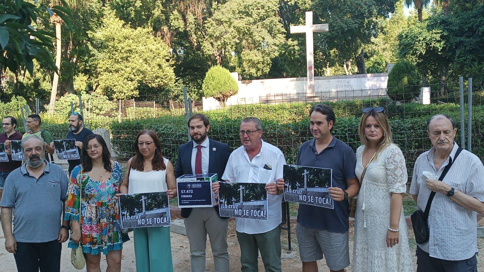 Advocats Cristians, contraris al projecte, i ciutadans a favor de llevar-la es concentren davant del vestigi franquista