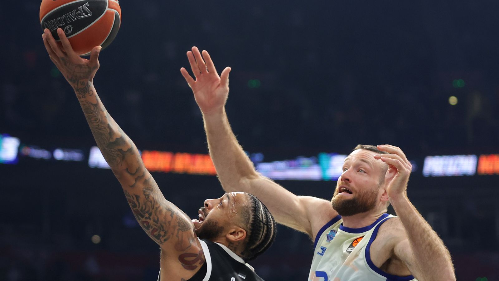 Matt Costello tracta de defensar una cistella del Partizan