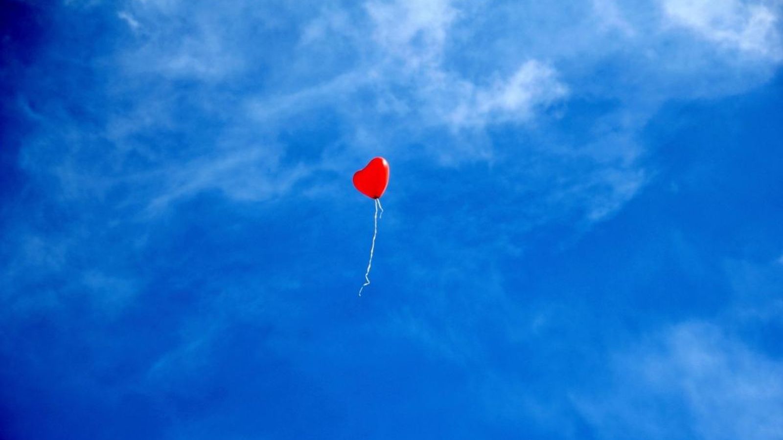 Les dames majors ficaren el fermall d'or dins d'un globus d'heli per donar-li una sorpresa a la reina infantil.