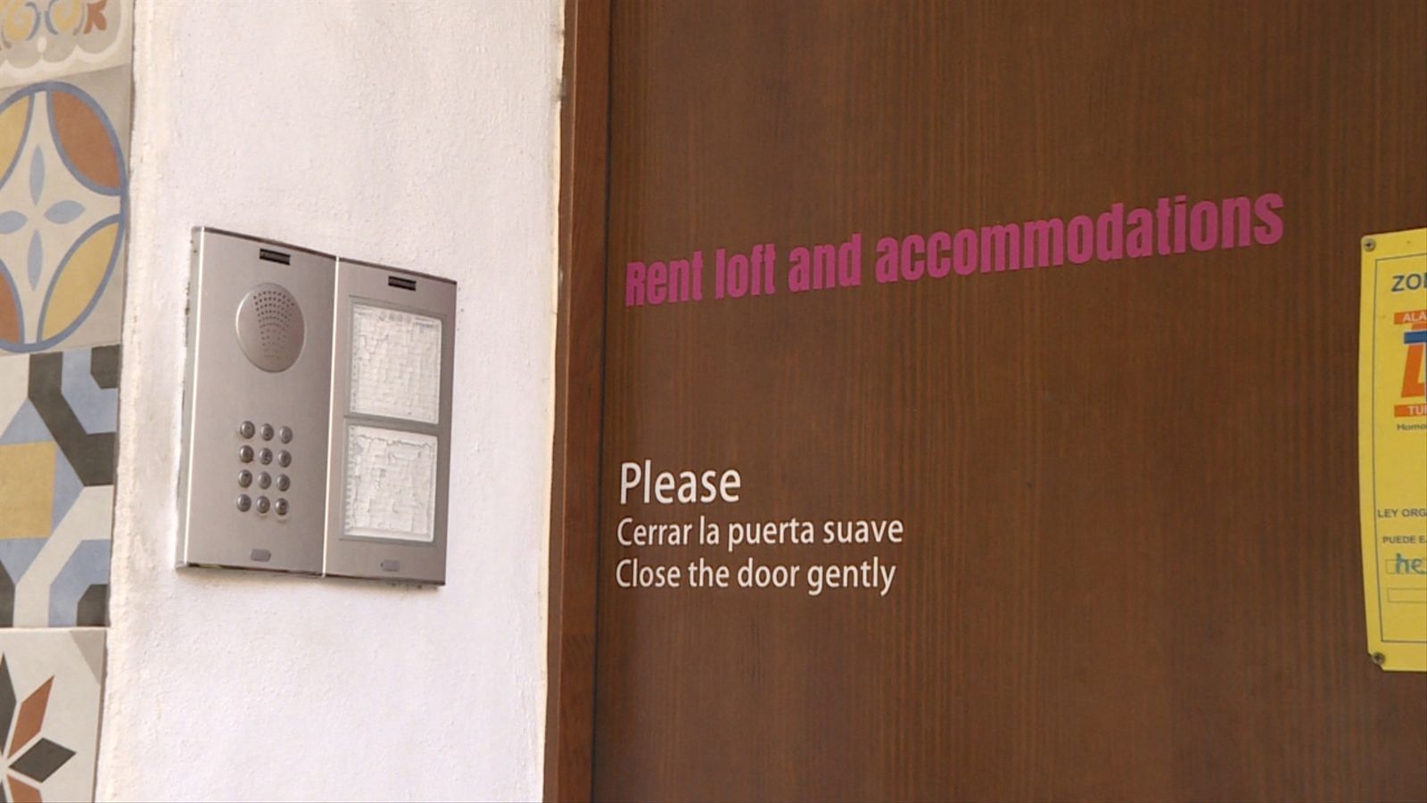 Porta d'una planta baixa reconvertida en apartament turístic a València