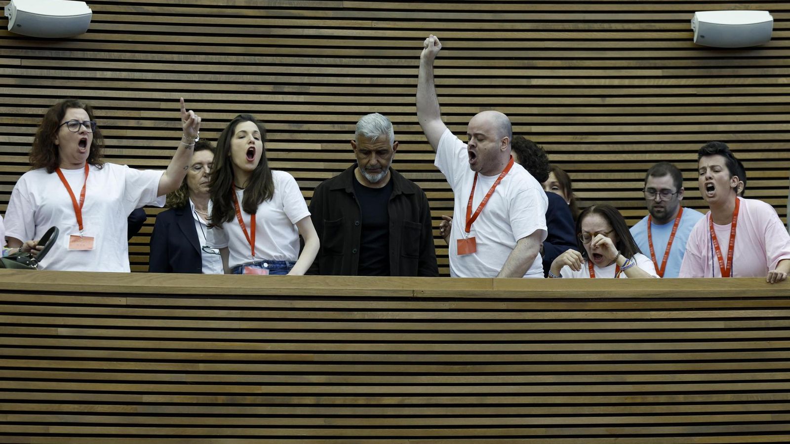 Protesta dels col·lectius LGTBIQ+ a la tribuna de convidats de les Corts