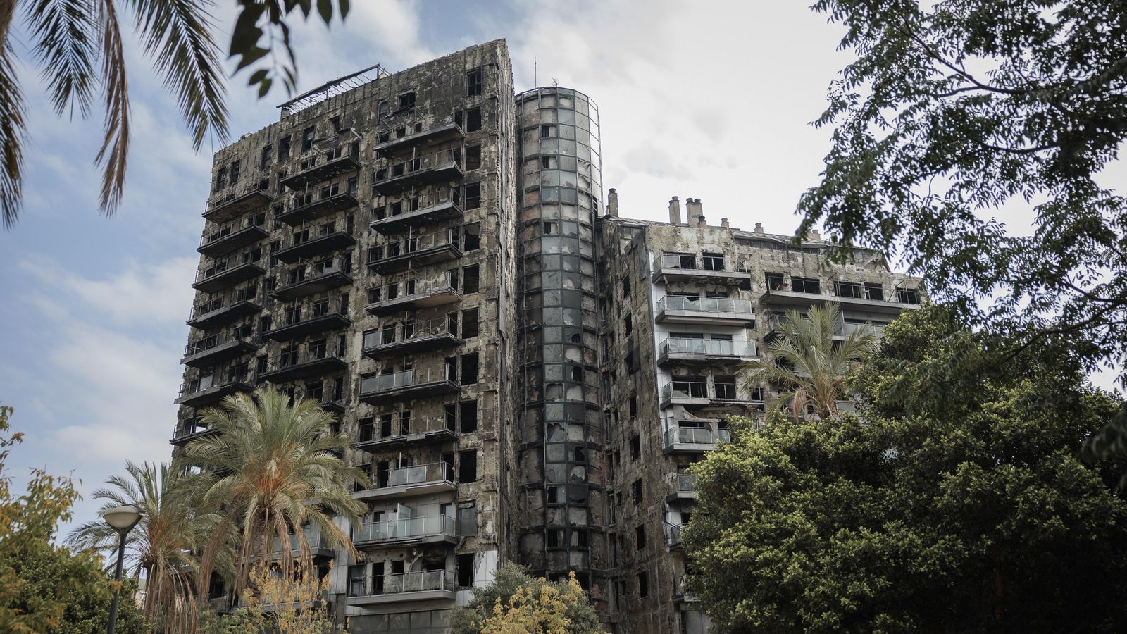 Façana dels dos blocs arrasats per l'incendi de Campanar, sis mesos després dels fets