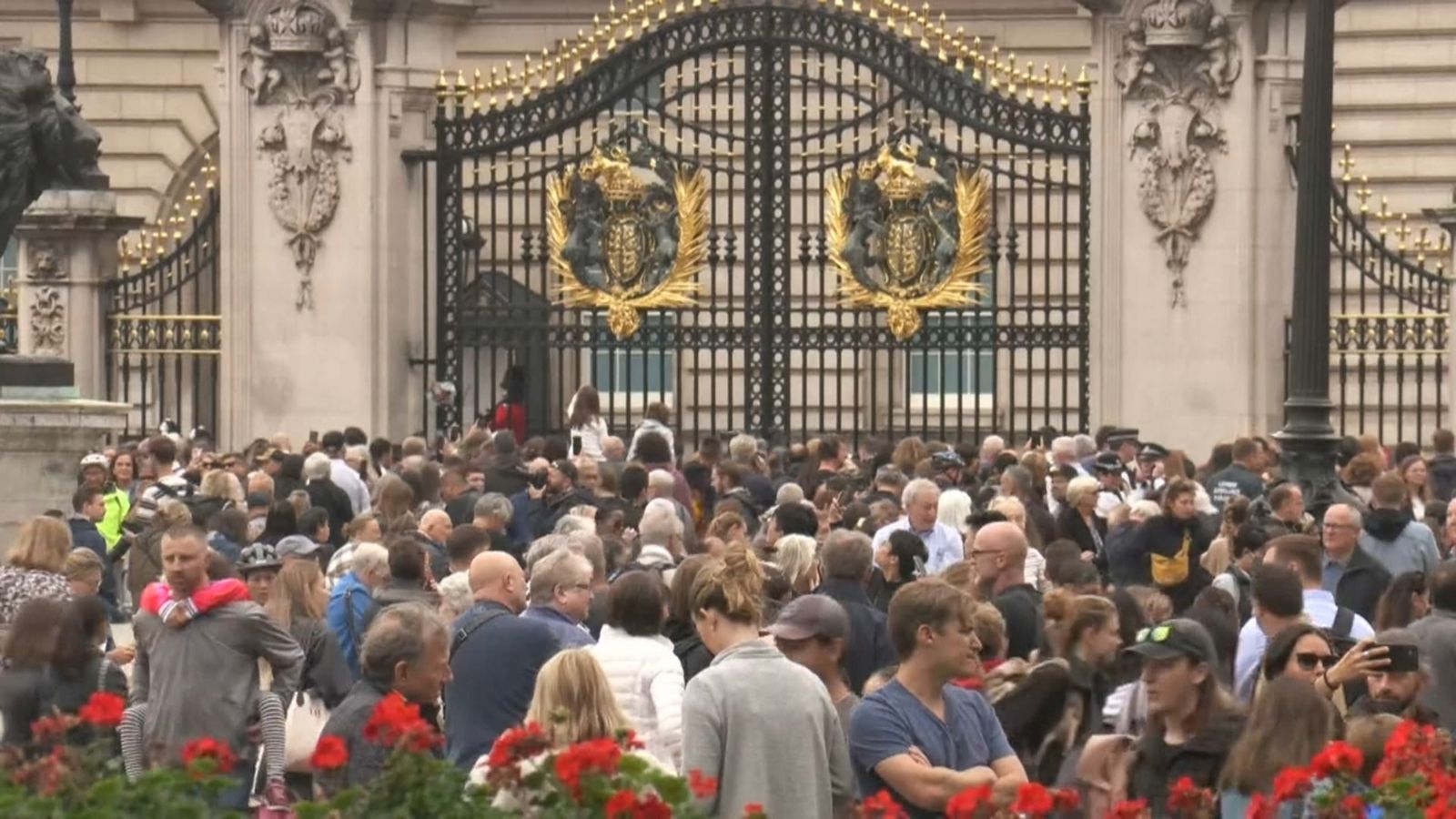 Milers de persones homenatgen la reina Isabel II