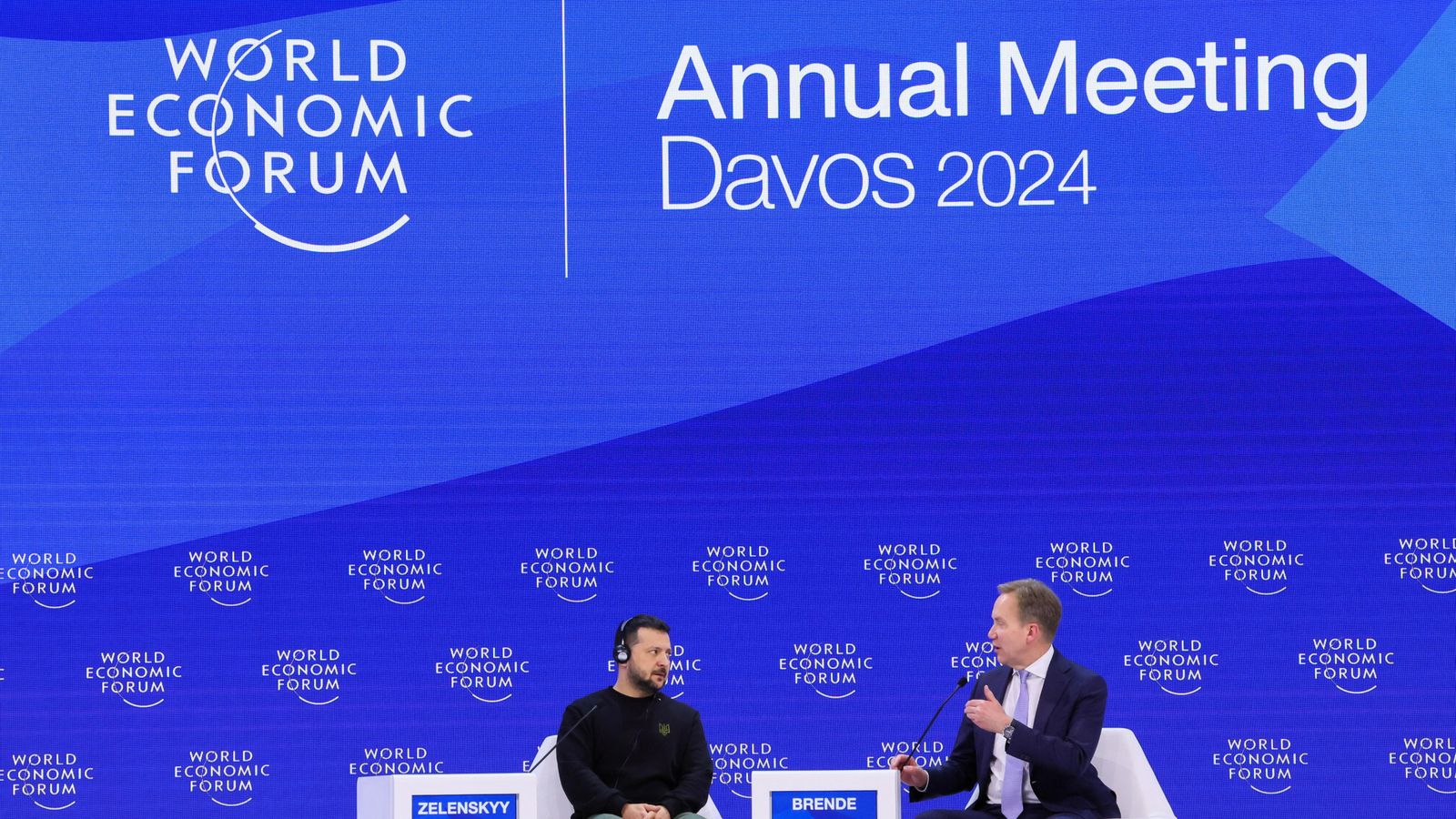El president del Fòrum Econòmic Mundial (FEM), Borge Brende, conversa amb el president d'Ucraïna, Volodímir Zelenski, durant la 54a reunió del Fòrum Econòmic Mundial a Davos, Suïssa
