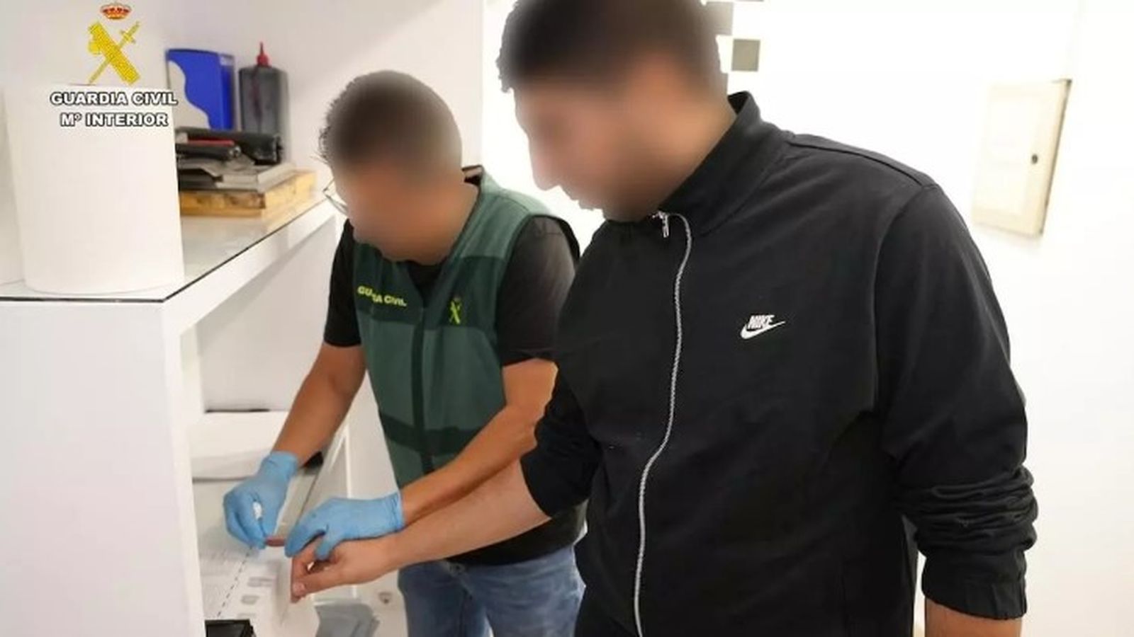 Una agent amb el detingut