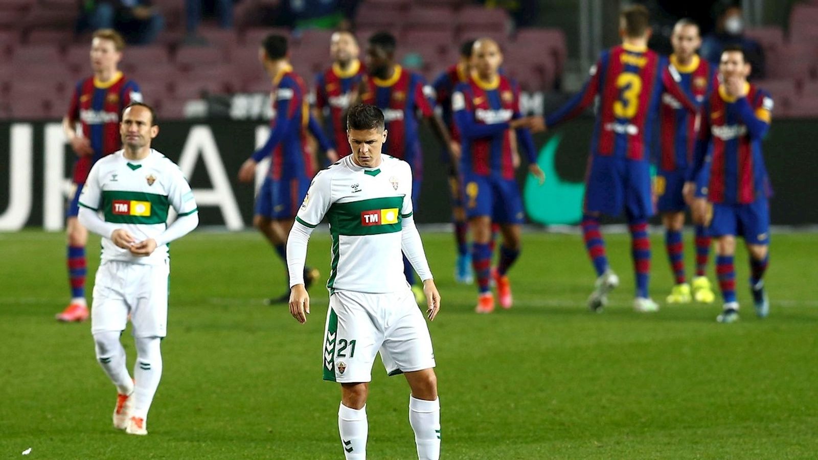 Nino i Carrillo es lamenten després del tercer gol del Barça