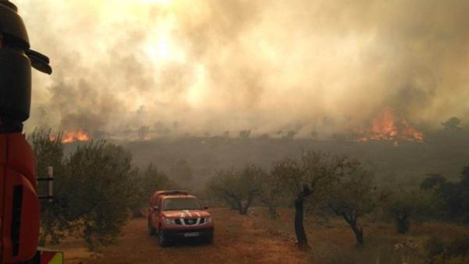 Un dels bombers que va treballar per a extingir l'incendi forestal declarat a Llutxent