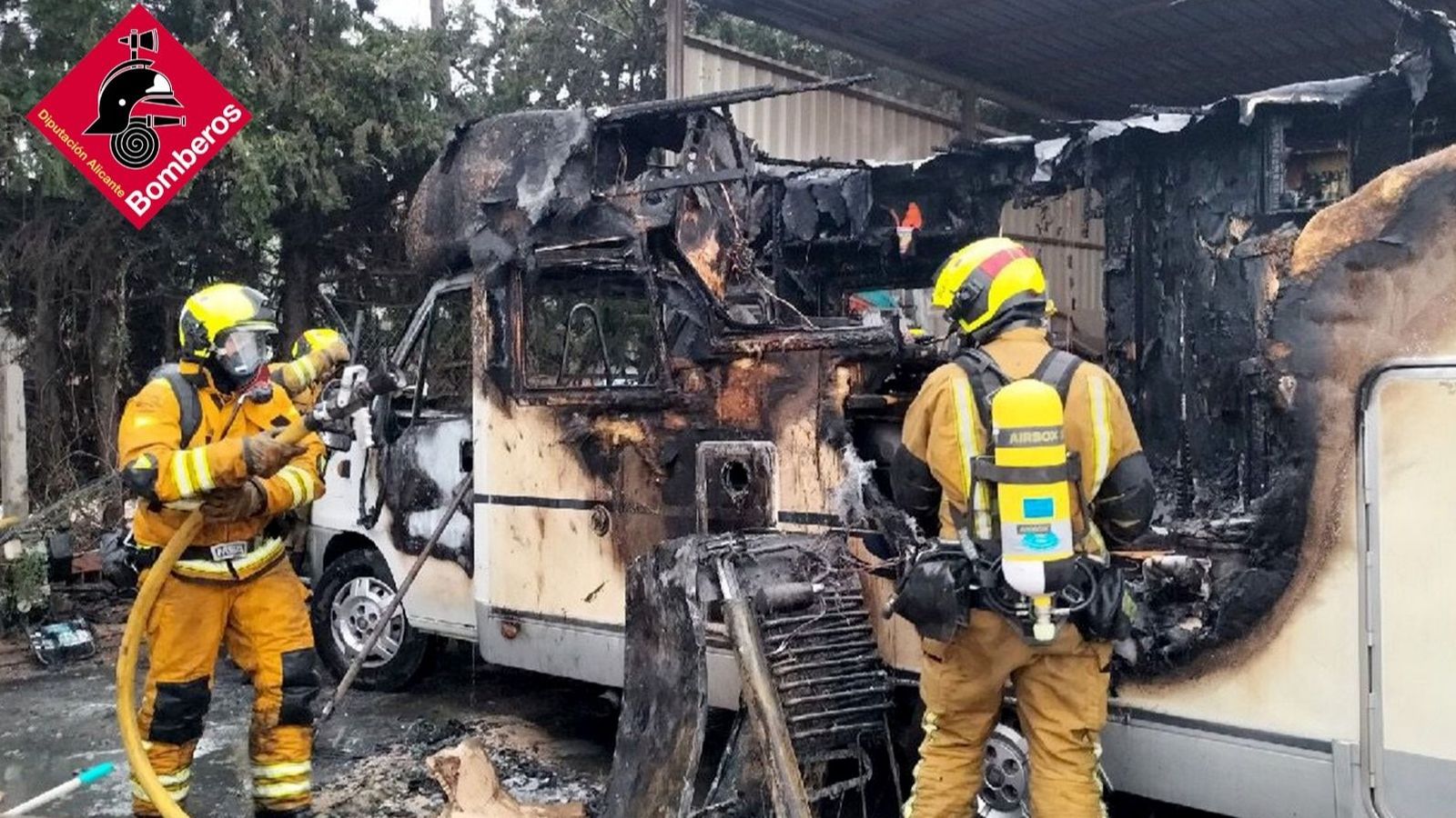 Efectius de bombers treballen al parc d'autocaravanes de Sant Joan