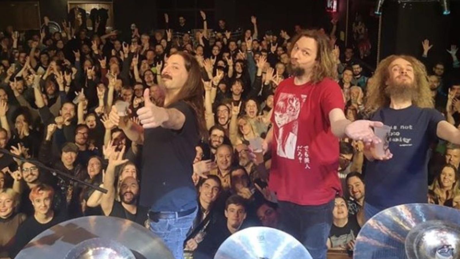 Bryan Beller, Marco Minnemann i Guthrie Govan despleguen el seu rock fusió davant d’un públic entregat.
