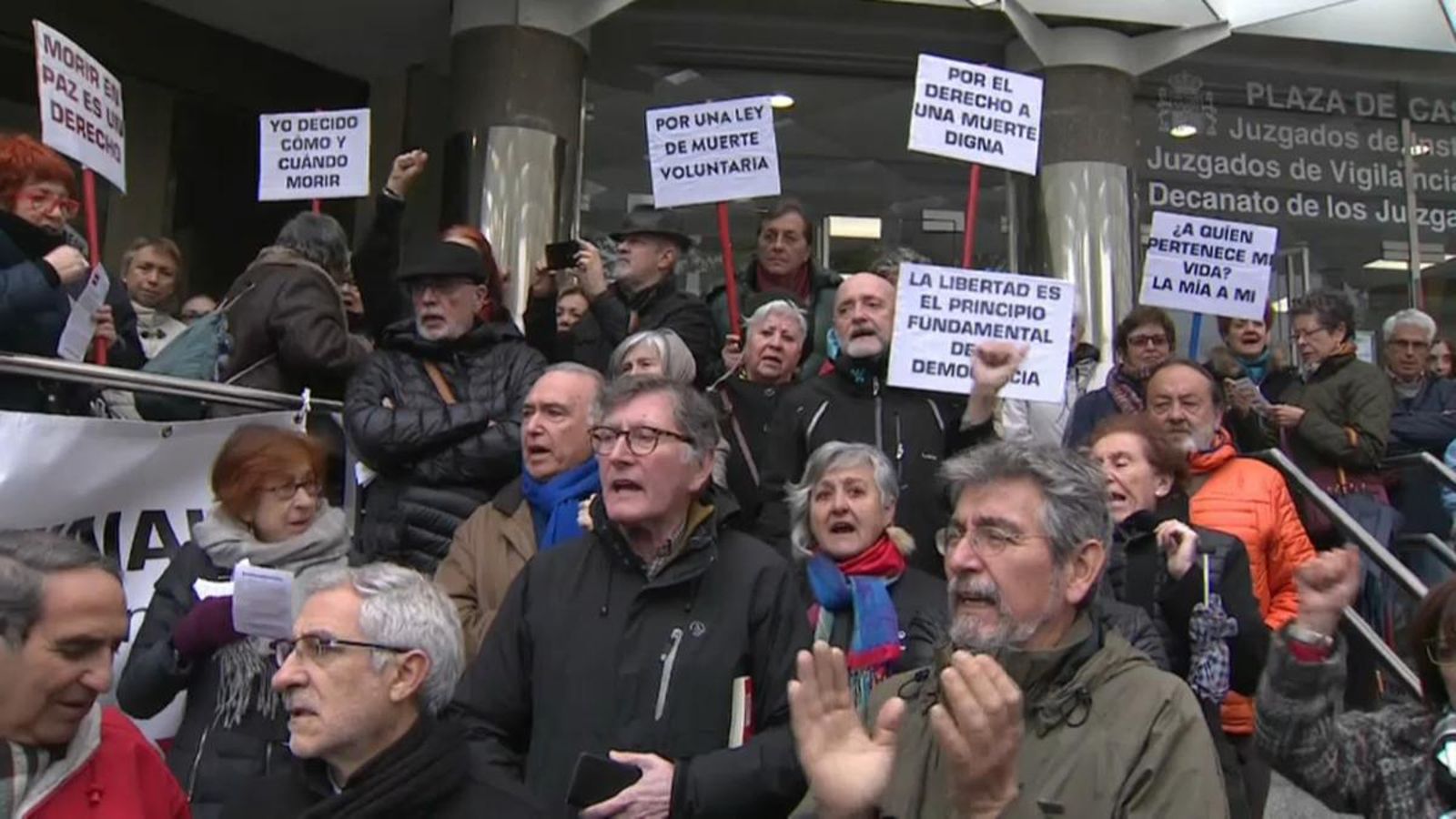 VÍDEO |  Mostres de suport des de tot l’Estat a l’home que va ajudar a morir la seua dona