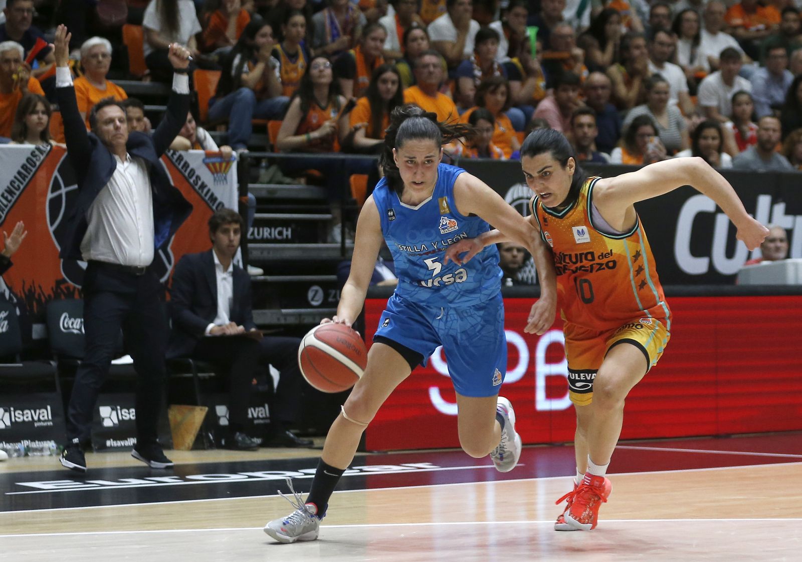Primer partit de la final pel títol de lliga entre el València Basket i el Perfumerías Avenida