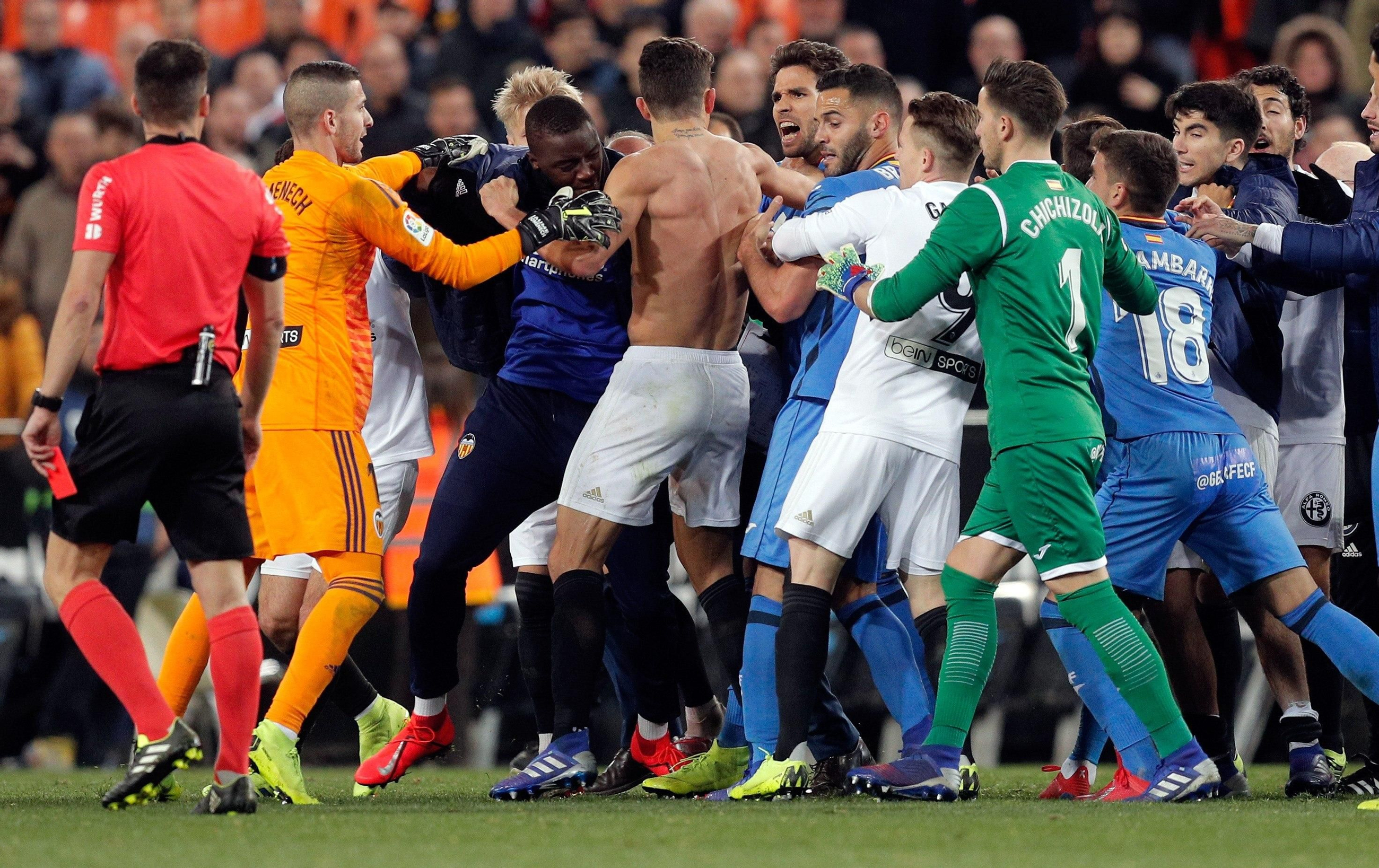 Brega entre Djakhaby, Bruno i altres jugadors del Getafe Brega entre Djakhaby, Bruno i altres jugadors del Getafe